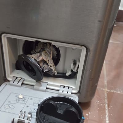 פתח מסנן במכונת כביסה עם לכלוך