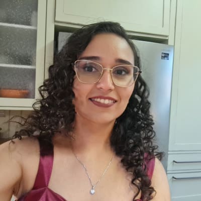 אישה עם שיער מתולתל ואיפור עיניים עדין