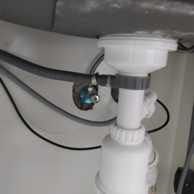 צינור ניקוז מתחת לכיור עם מחברים