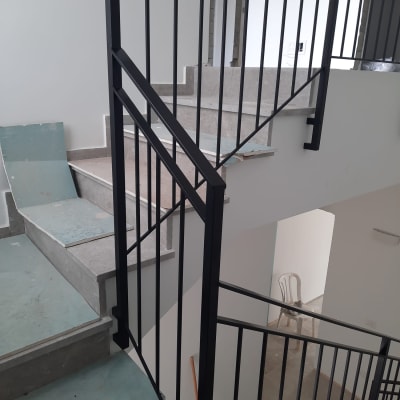 מעקה במדרגות