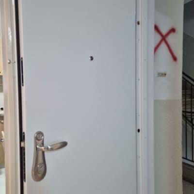 דלת לבנה עם ידית מתכת פתוחה