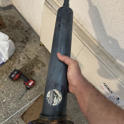 יד מחזיקה צינור עם חוטים חשמליים חשופים