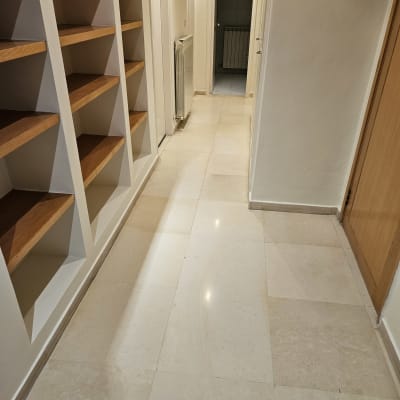 רצפה נקייה ומסודרת במסדרון עם מדפים