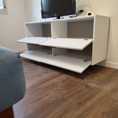 ארון לבן עם דלתות פתוחות על רצפה מעץ