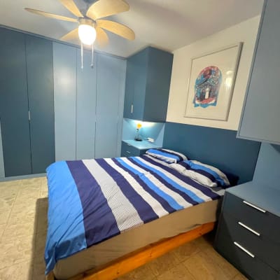 חדר שינה עם ארון בגדים ומיטה