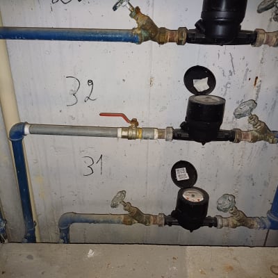 מד מים עם ברזים וצינורות כחולים