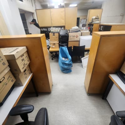 ארגזים וציוד במשרד במהלך פינוי