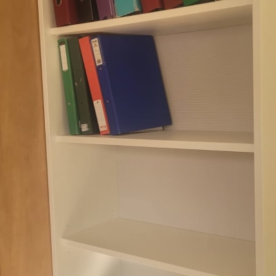 מדפים עם קלסרים צבעוניים ומסמכים