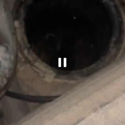 פתח ביוב עם צינור, קשור לעבודות אינסטלציה