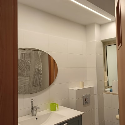 תאורת לד מותקנת בתקרה בחדר אמבטיה