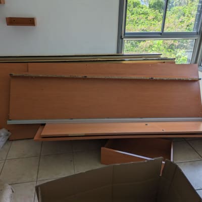 חלקי רהיטים מפורקים מונחים על הרצפה