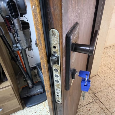 החלפת צילינדר ומנגנון נעילה בדלת כניסה עם מפתחות חדשים