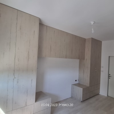 ארונות עץ מותקנים על קיר בחדר