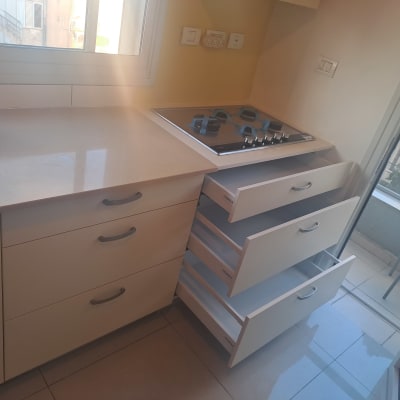 כיריים על משטח עבודה, מגירות פתוחות במטבח