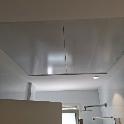 תקרת גבס עם לוחות חלקים ותאורה שקועה