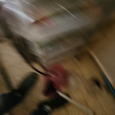 תמונה מטושטשת עם כלי עבודה של אינסטלטור