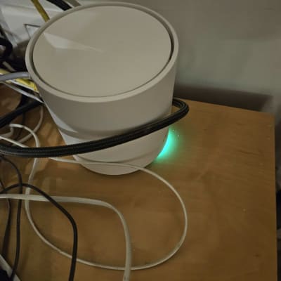 נתב רשת עגול עם כבלים מחוברים ואור ירוק