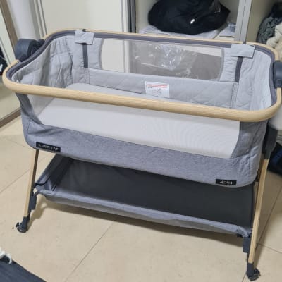 לול תינוקות עם מסגרת עץ ורשת