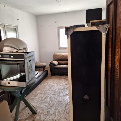 חדר עם רהיטים ישנים וציוד לפינוי