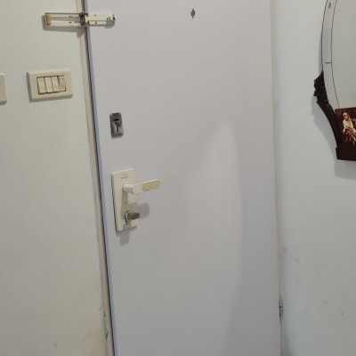 דלת לבנה עם ידית ומנעול כסופים