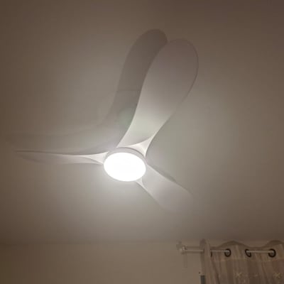 מאוורר תקרה לבן מעוצב עם תאורת LED דלוקה