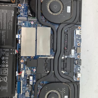 חלקים פנימיים של מחשב נייד עם מאווררים ולוח אם