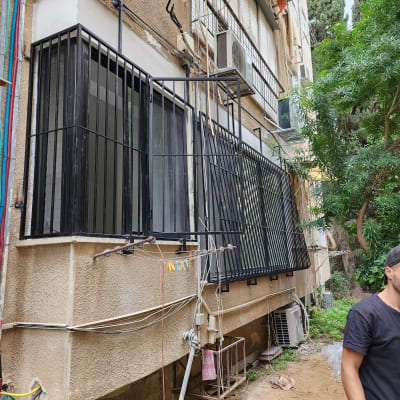 סורגים שחורים מותקנים על חלונות בניין