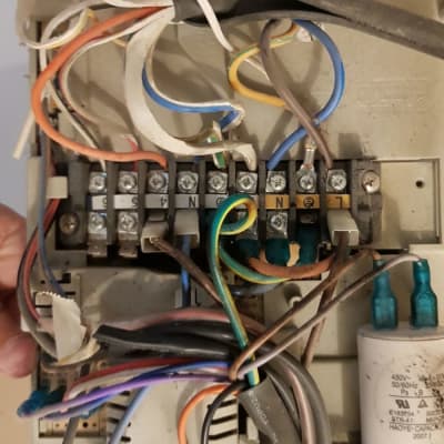 חוטי חשמל מחוברים למערכת מיזוג אוויר