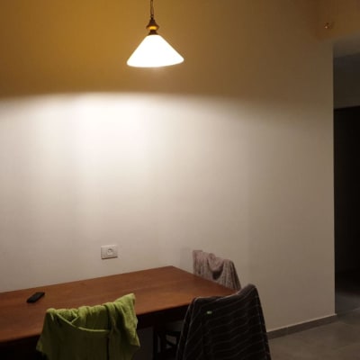 מנורה תלויה מעל שולחן, שקע חשמל על הקיר