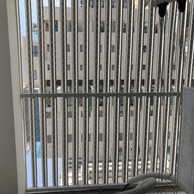 רשת מתכת על חלון למניעת כניסת יונים