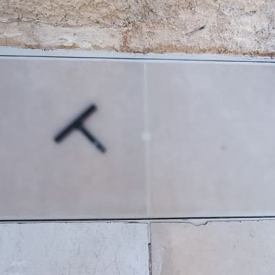 אריחי קרמיקה מותקנים על רצפה עם כלי עבודה