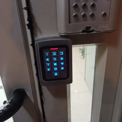 לוח מקשים מואר ליד אינטרקום על דלת מתכת