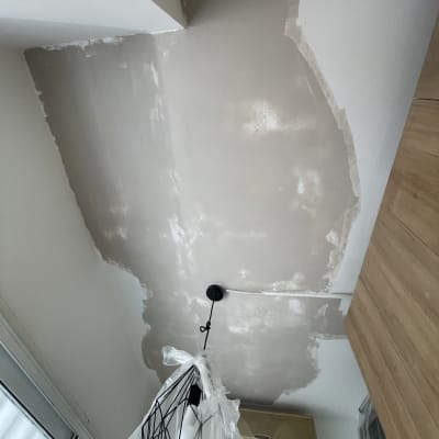 תקרה עם תיקוני צבע וטיח