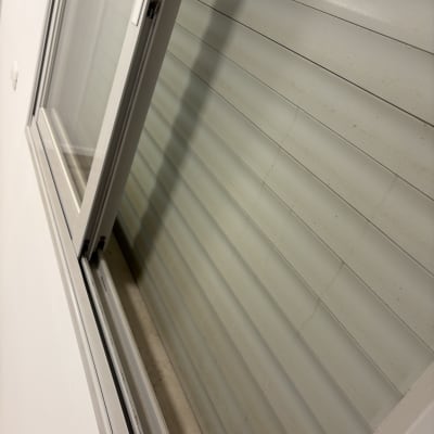 חלון פתוח עם תריסים מלוכלכים