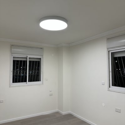 חדר משופץ עם קירות צבועים ותאורה חדשה