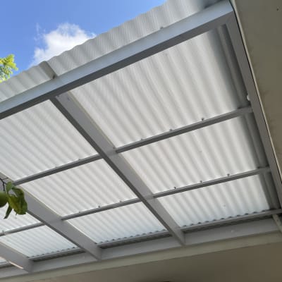 פרגולה מאלומיניום עם גג שקוף למחצה