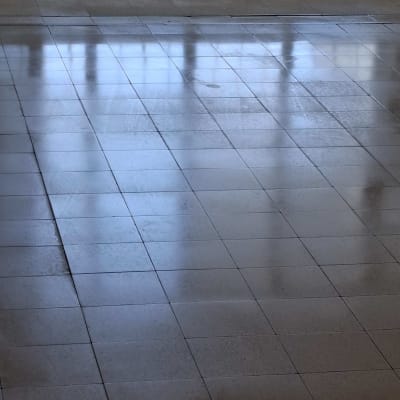 רצפה נקייה ומבריקה עם השתקפות אור