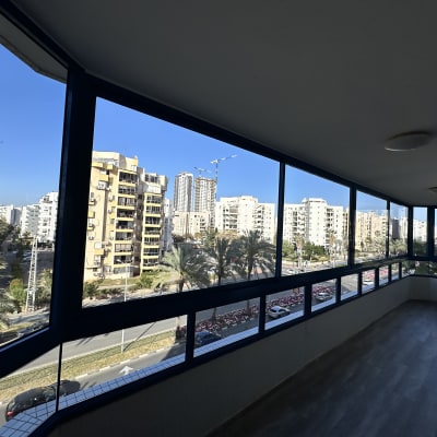 חלונות אלומיניום גדולים במרפסת סגורה