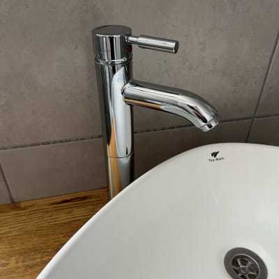 ברז וכיור בחדר אמבטיה