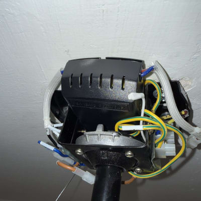 חיבור חשמלי בתקרה עם חוטים וצינור