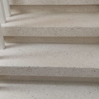 מדרגות אבן נקיות ללא לכלוך או כתמים