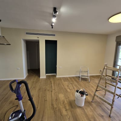 חדר עם רצפת עץ, סולם וכלי עבודה לשיפוץ