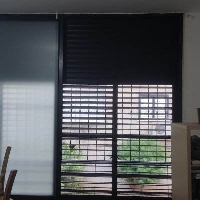 חלון עם תריסי אלומיניום פתוחים למחצה