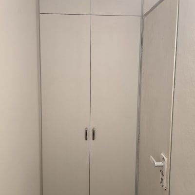 ארון קיר לבן עם דלתות סגורות