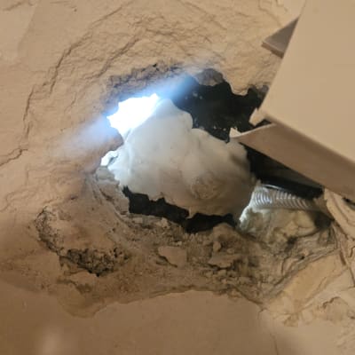 תיקון חור בקיר עם חומר איטום