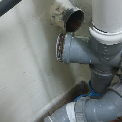 צינורות פלסטיק מחוברים עם חיבורים והברגות