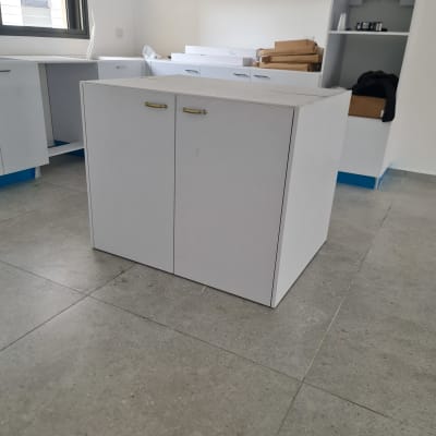 ארונות מטבח לבנים עם ידיות זהב