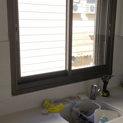 חלון אלומיניום מעל כיור במטבח עם כלים