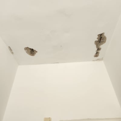 תקרה עם סדקים ותיקונים בצבע