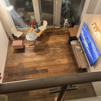 רצפת פרקט עם ריהוט מודרני בסלון מואר.